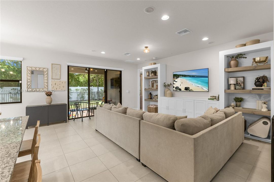 待售: $850,000 (6 贝兹, 4 浴室, 2960 平方英尺)