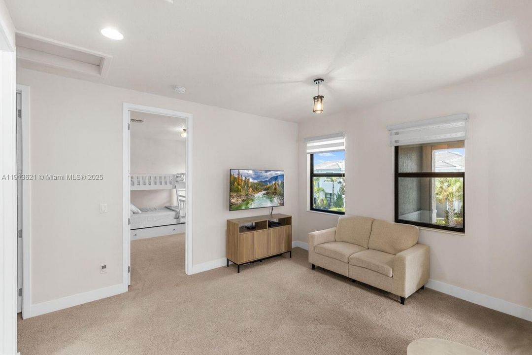 待售: $850,000 (6 贝兹, 4 浴室, 2960 平方英尺)