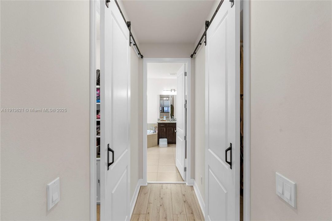 待售: $850,000 (6 贝兹, 4 浴室, 2960 平方英尺)