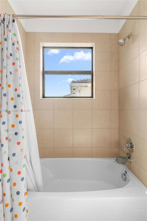 待售: $850,000 (6 贝兹, 4 浴室, 2960 平方英尺)