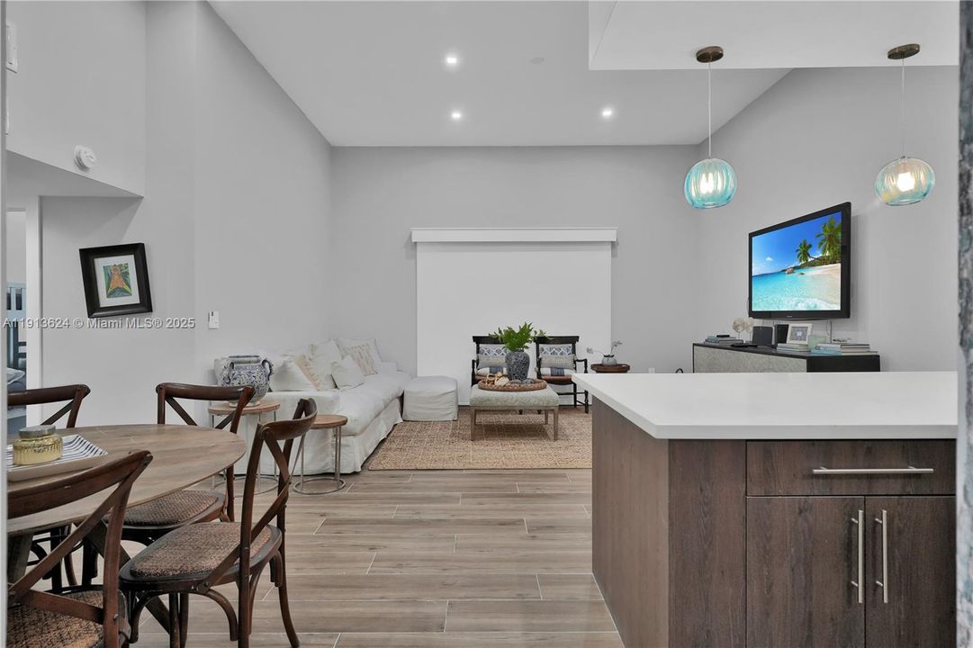 Activo con contrato: $2,950 (1 camas, 1 baños, 906 Pies cuadrados)