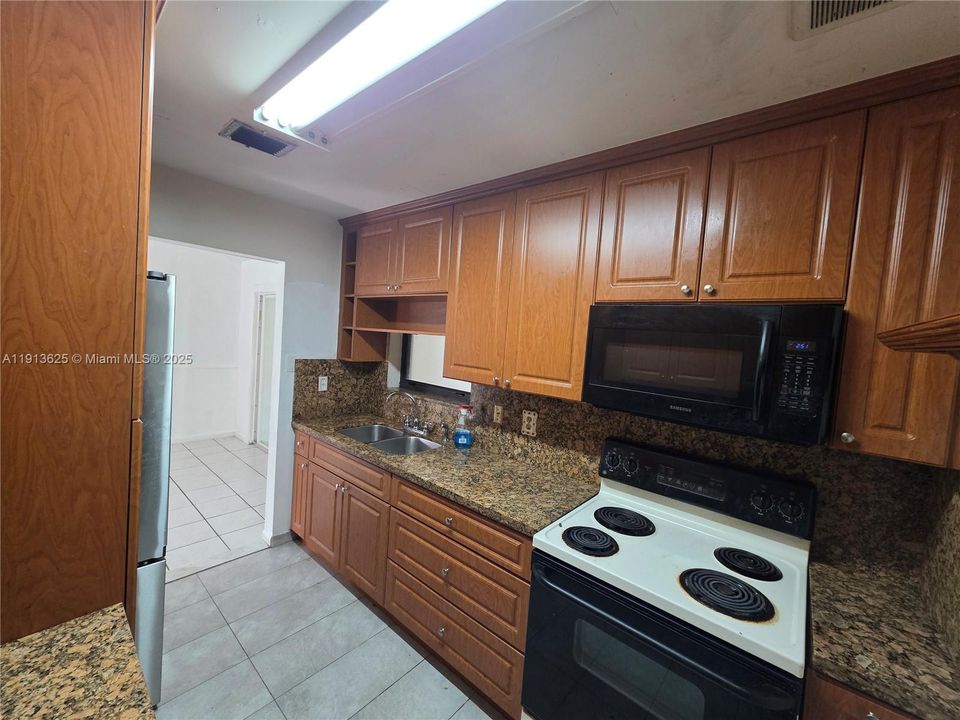 Active With Contract: $389,000 (3 beds, 1 baths, 1083 Square Feet)