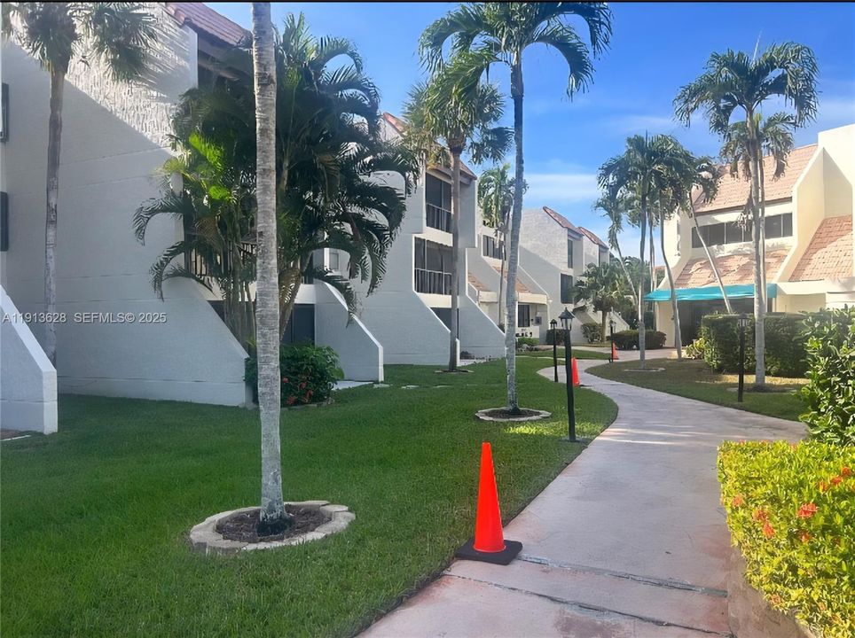 For Rent: $2,300 (2 beds, 2 baths, 1106 Square Feet)