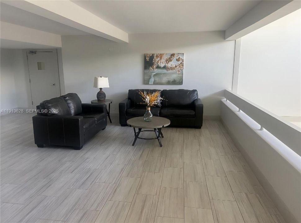 For Rent: $2,300 (2 beds, 2 baths, 1106 Square Feet)