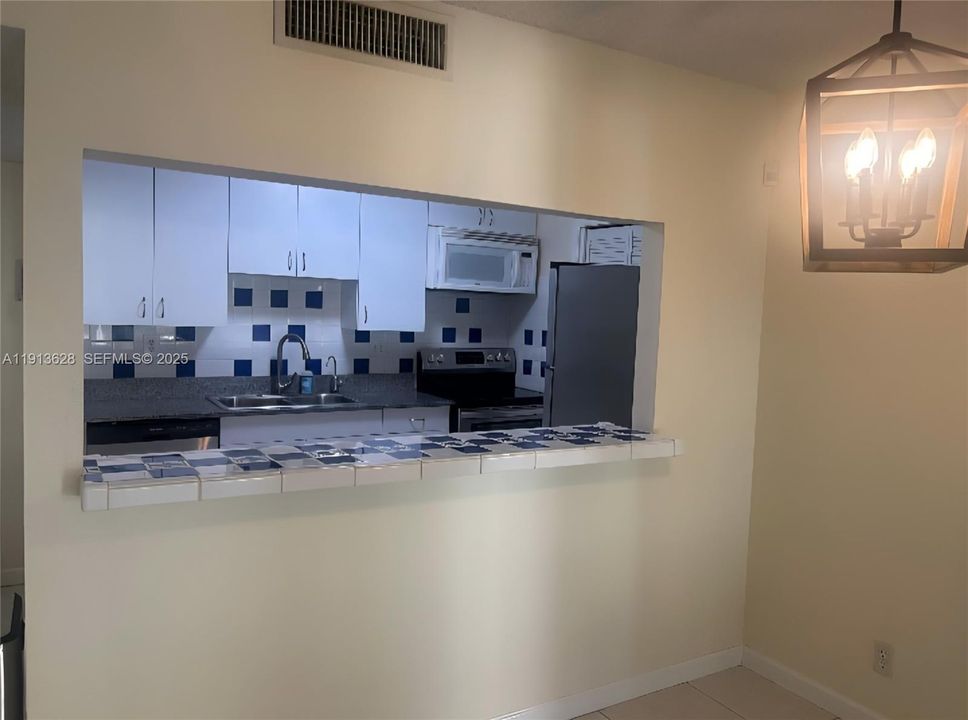 For Rent: $2,300 (2 beds, 2 baths, 1106 Square Feet)
