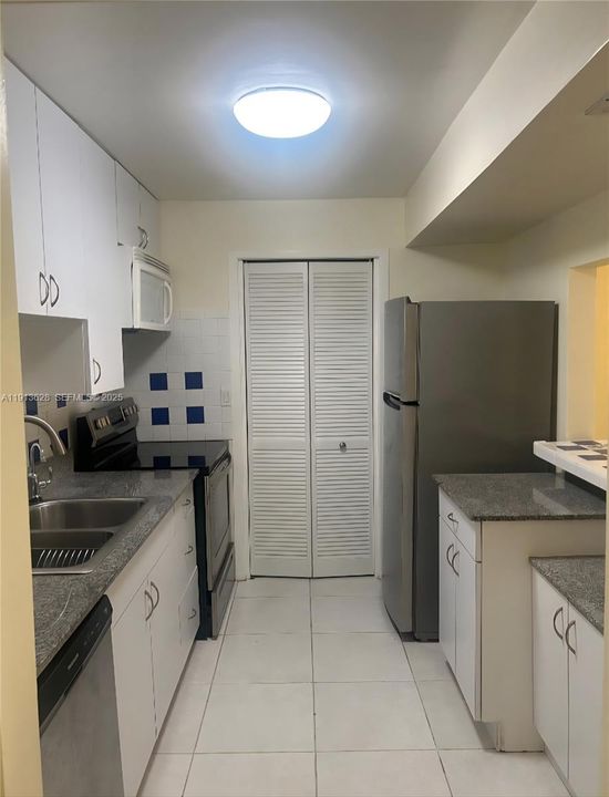 For Rent: $2,300 (2 beds, 2 baths, 1106 Square Feet)