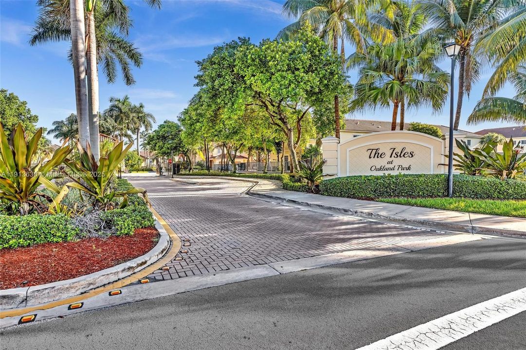 Active With Contract: $408,999 (3 beds, 2 baths, 1514 Square Feet)