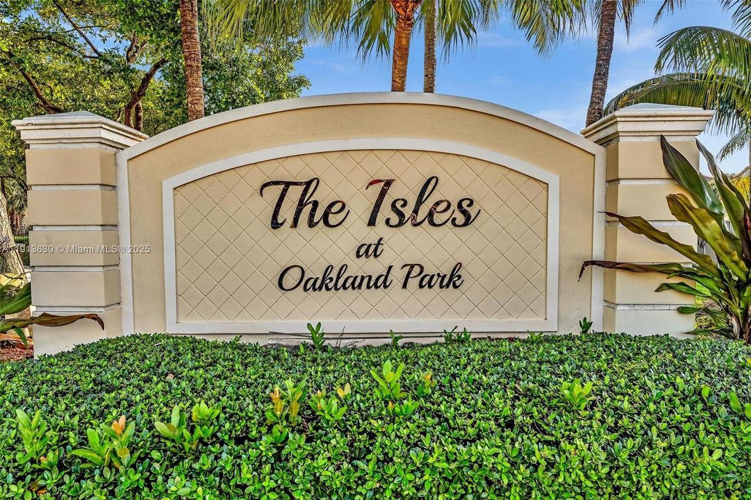 Active With Contract: $408,999 (3 beds, 2 baths, 1514 Square Feet)