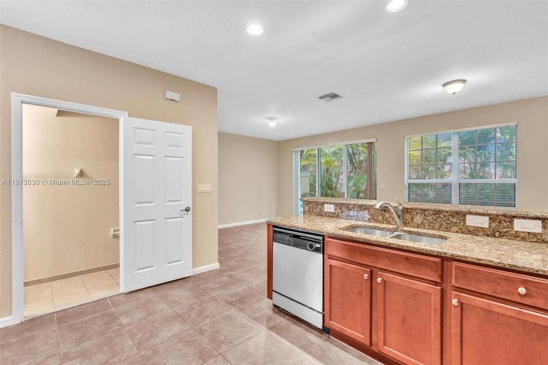 Active With Contract: $408,999 (3 beds, 2 baths, 1514 Square Feet)