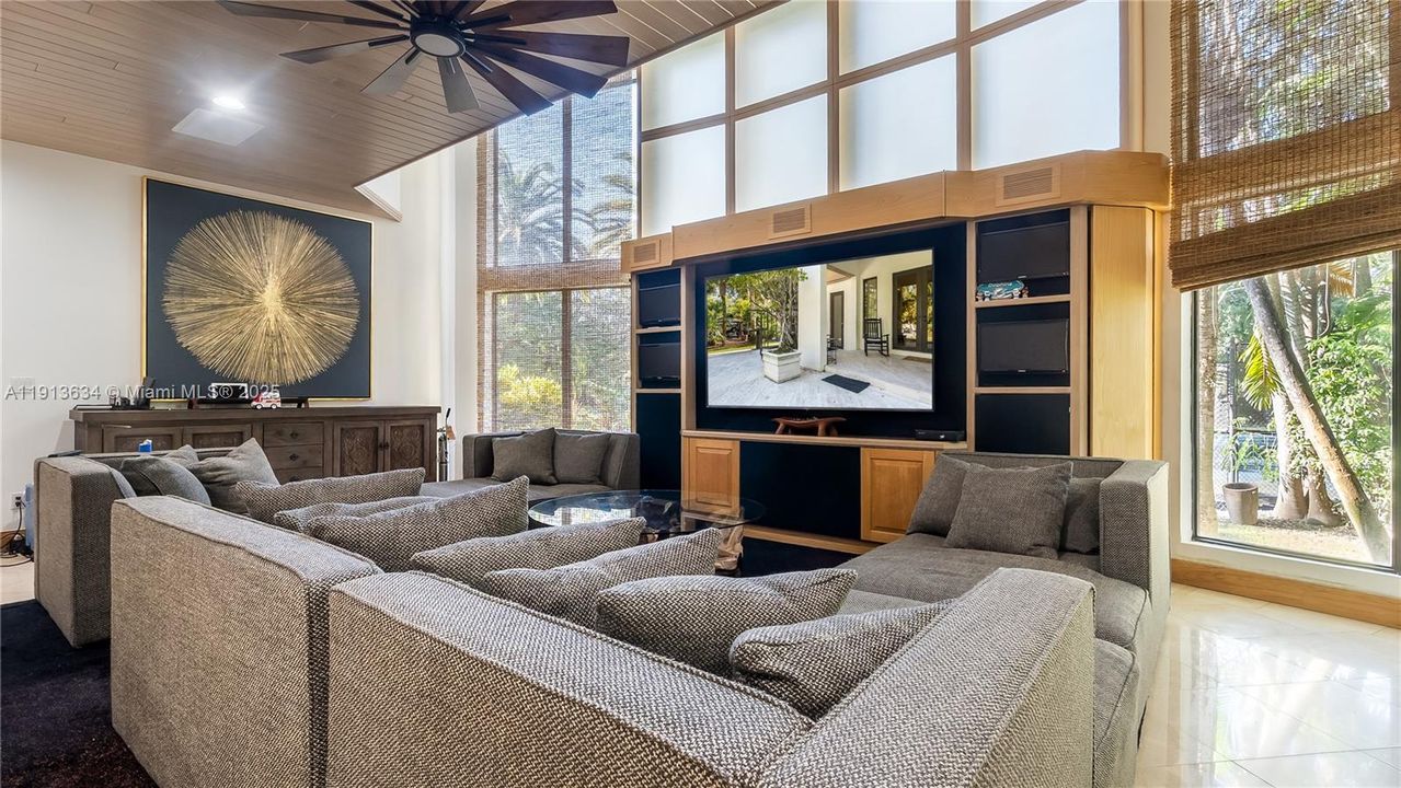 待售: $12,000,000 (7 贝兹, 5 浴室, 10689 平方英尺)