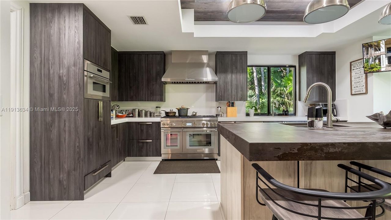 待售: $12,000,000 (7 贝兹, 5 浴室, 10689 平方英尺)