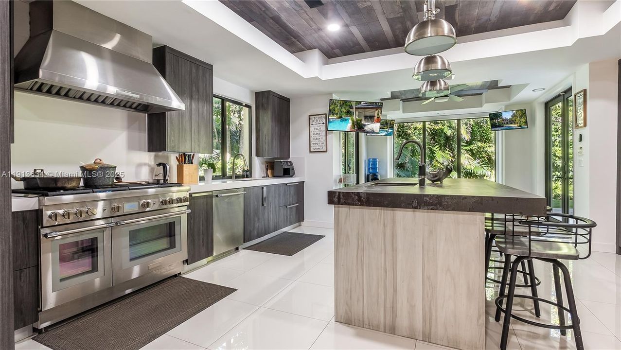 待售: $12,000,000 (7 贝兹, 5 浴室, 10689 平方英尺)