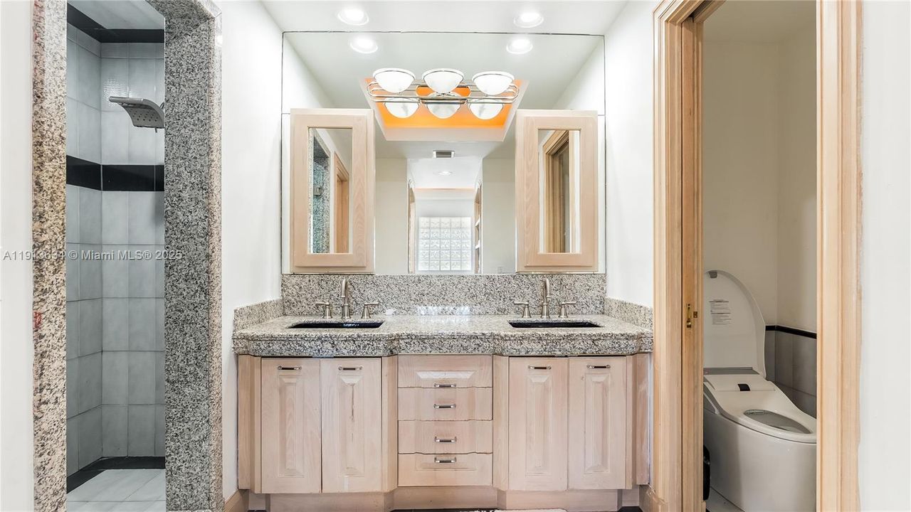 待售: $12,000,000 (7 贝兹, 5 浴室, 10689 平方英尺)