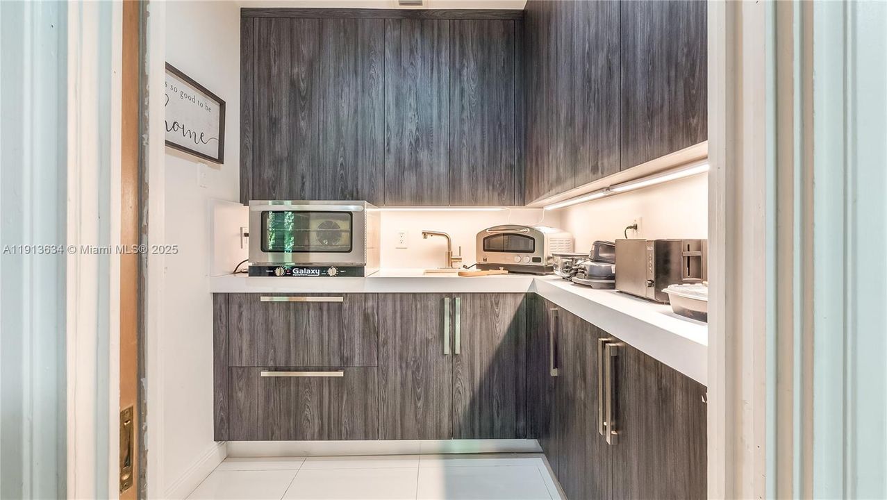 待售: $12,000,000 (7 贝兹, 5 浴室, 10689 平方英尺)