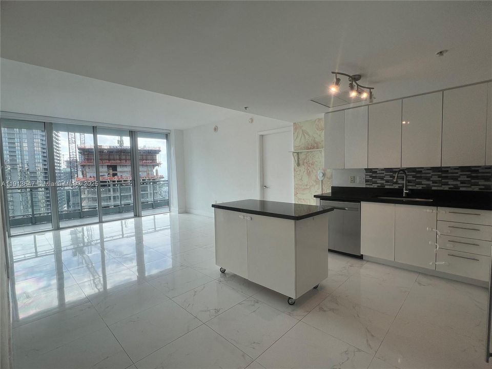 合同活跃: $4,100 (3 贝兹, 2 浴室, 1235 平方英尺)