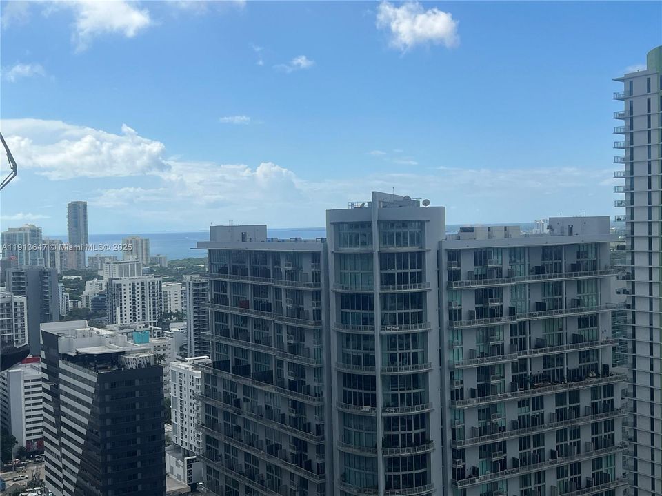 合同活跃: $4,100 (3 贝兹, 2 浴室, 1235 平方英尺)