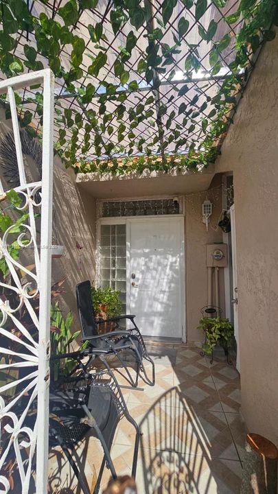 Под контрактом: $2,400 (2 спален, 1 ванн, 1208 Квадратных фут)