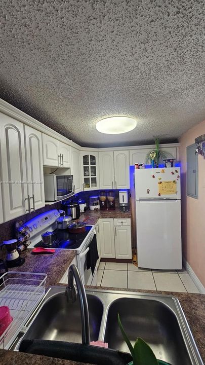 Под контрактом: $2,400 (2 спален, 1 ванн, 1208 Квадратных фут)