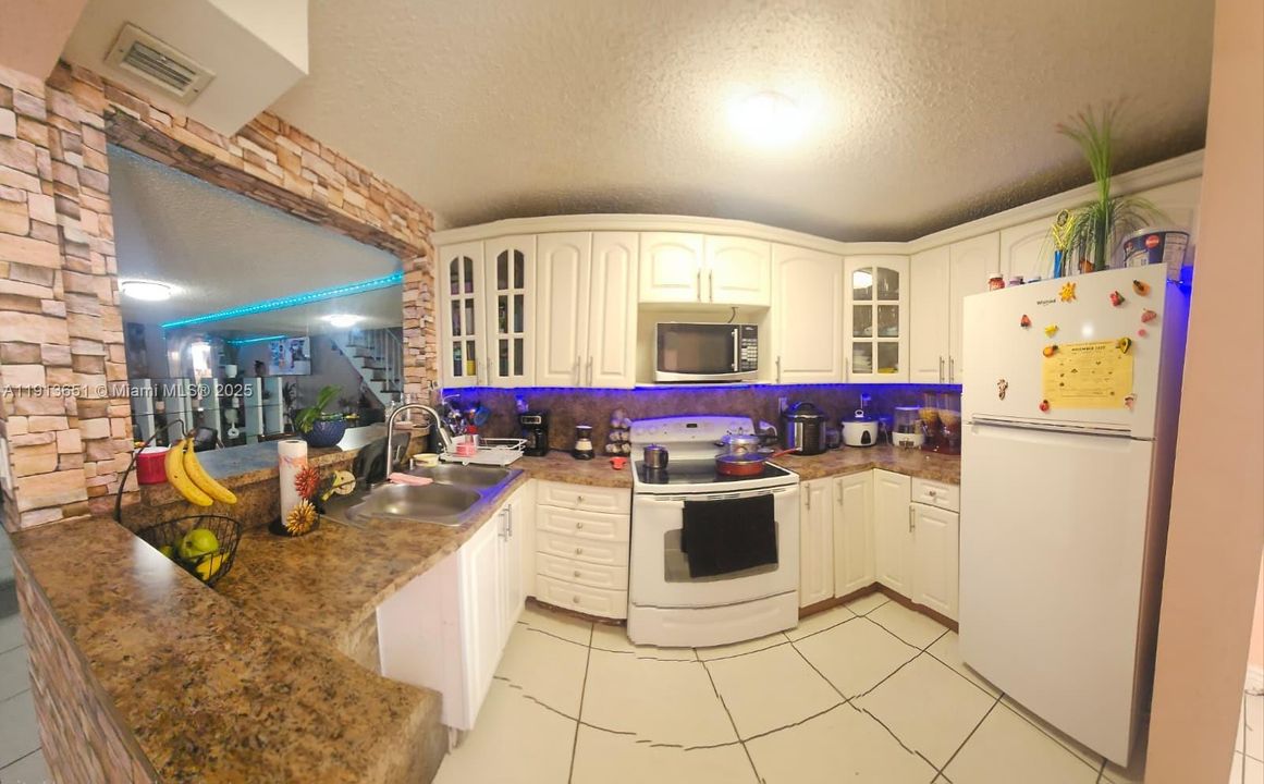 Под контрактом: $2,400 (2 спален, 1 ванн, 1208 Квадратных фут)