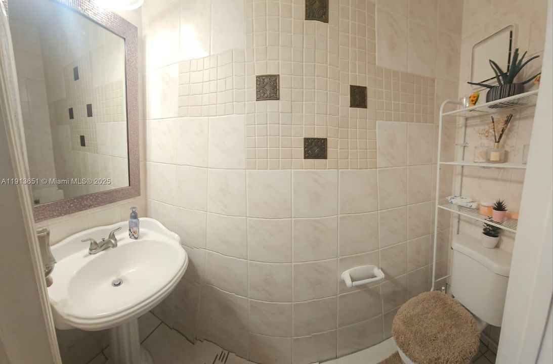 Под контрактом: $2,400 (2 спален, 1 ванн, 1208 Квадратных фут)