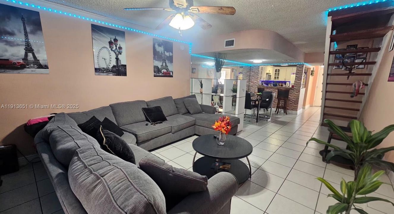 Под контрактом: $2,400 (2 спален, 1 ванн, 1208 Квадратных фут)