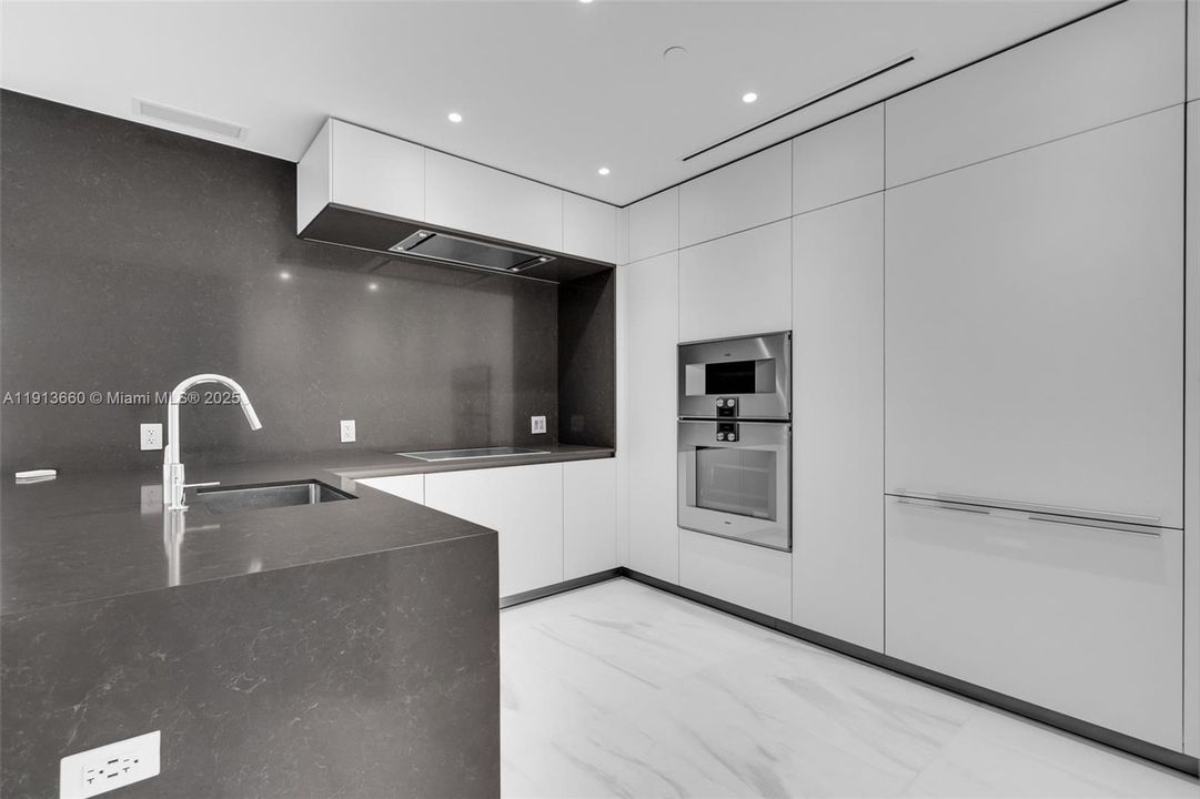 For Sale: $2,200,000 (2 beds, 2 baths, 1437 Square Feet)