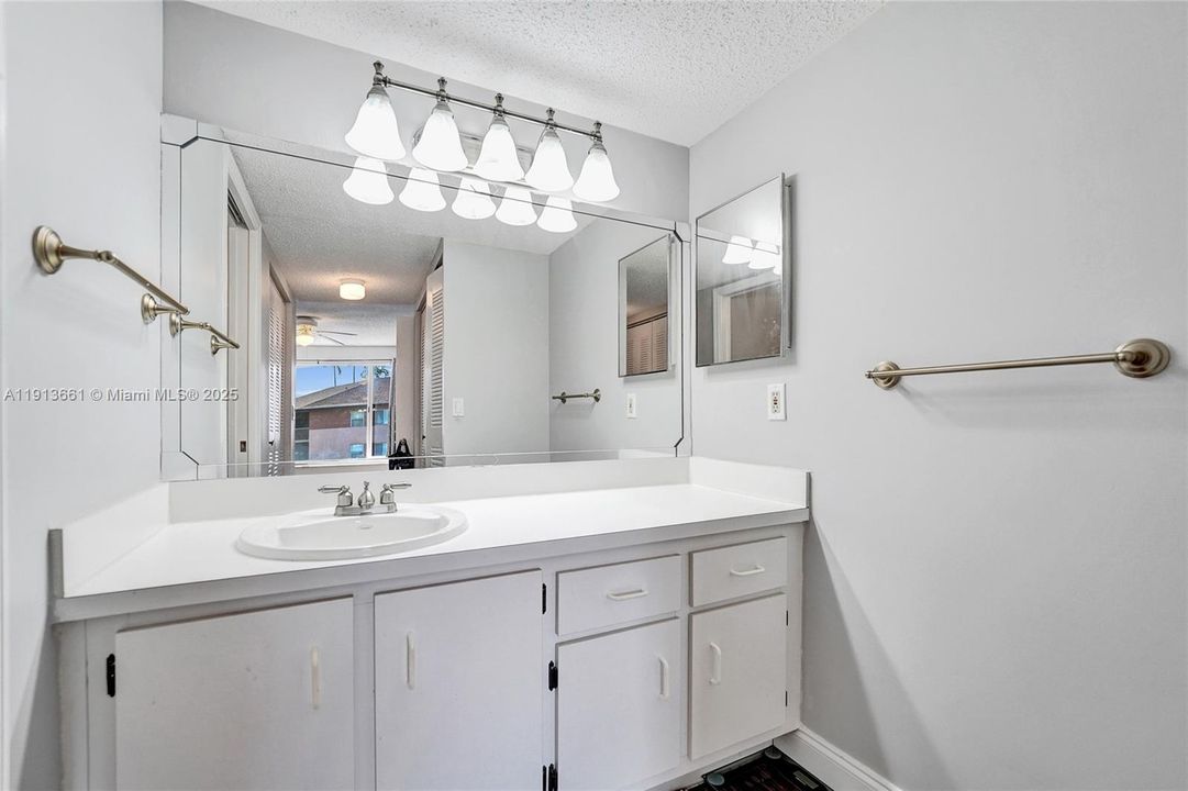 待售: $169,900 (2 贝兹, 2 浴室, 1325 平方英尺)