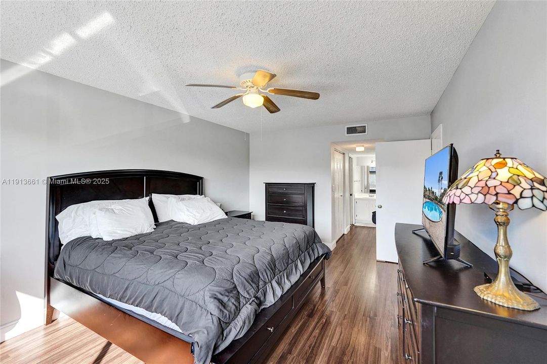 待售: $169,900 (2 贝兹, 2 浴室, 1325 平方英尺)