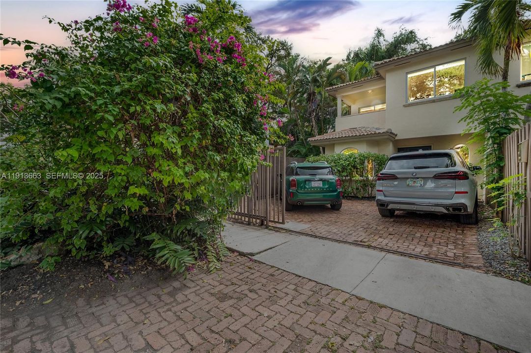 En Venta: $1,385,000 (3 camas, 2 baños, 1810 Pies cuadrados)