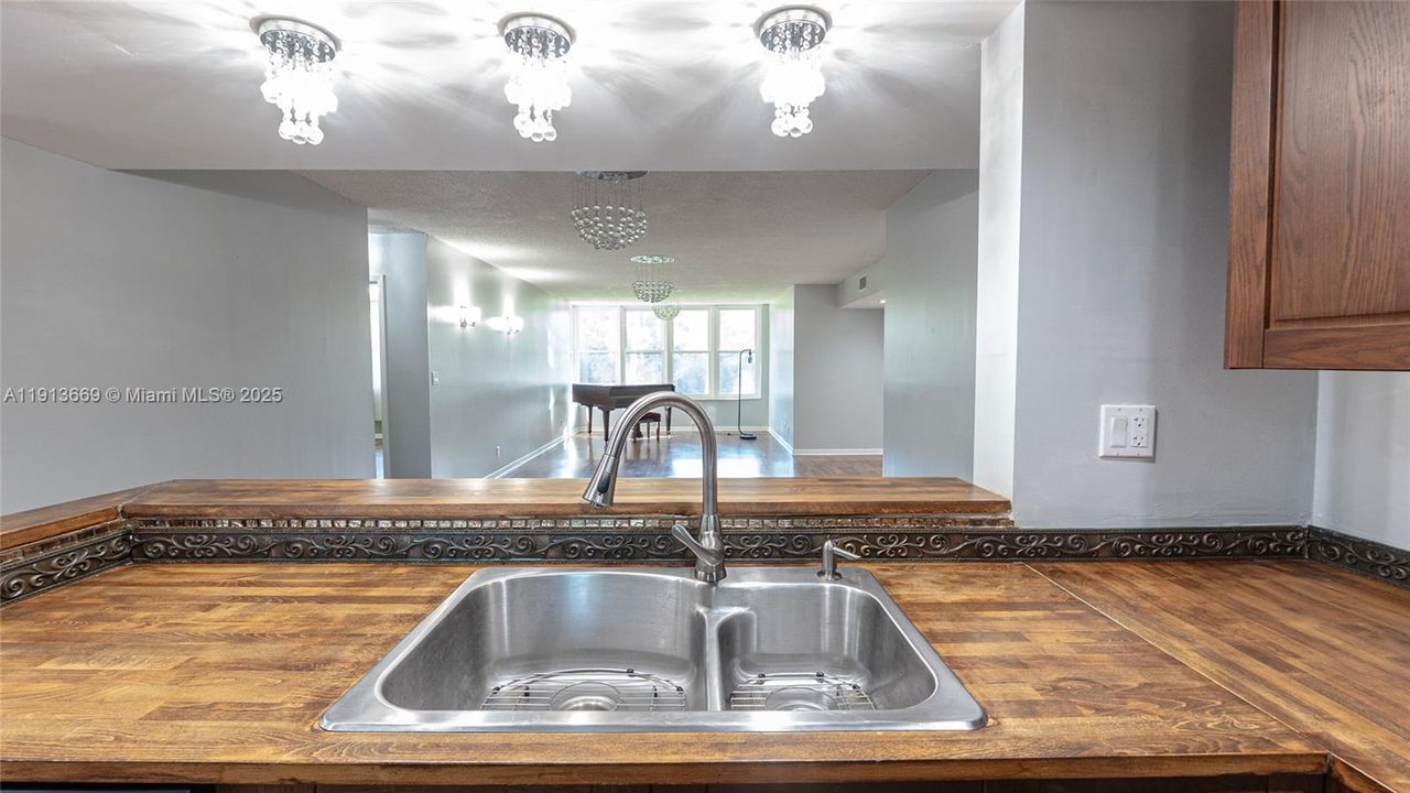 For Sale: $209,000 (2 beds, 2 baths, 1093 Square Feet)