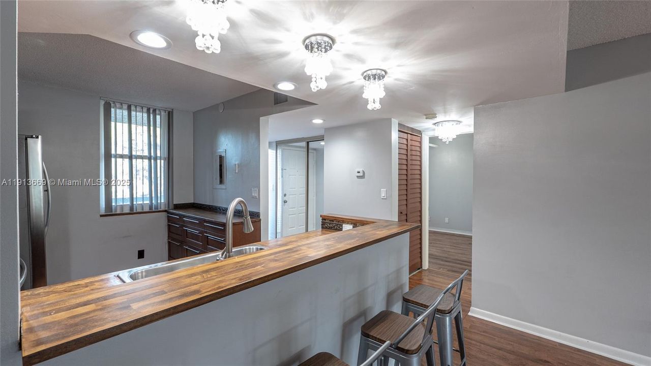 For Sale: $209,000 (2 beds, 2 baths, 1093 Square Feet)