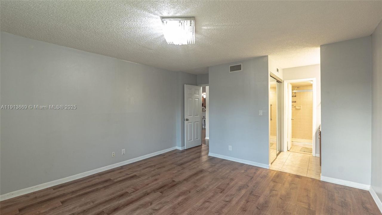 For Sale: $209,000 (2 beds, 2 baths, 1093 Square Feet)