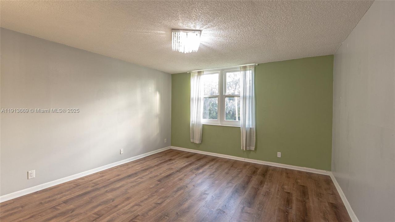 For Sale: $209,000 (2 beds, 2 baths, 1093 Square Feet)