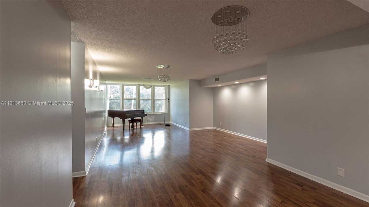 For Sale: $209,000 (2 beds, 2 baths, 1093 Square Feet)