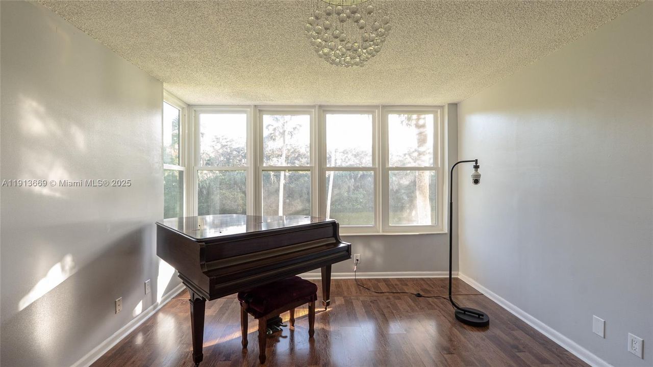 For Sale: $209,000 (2 beds, 2 baths, 1093 Square Feet)