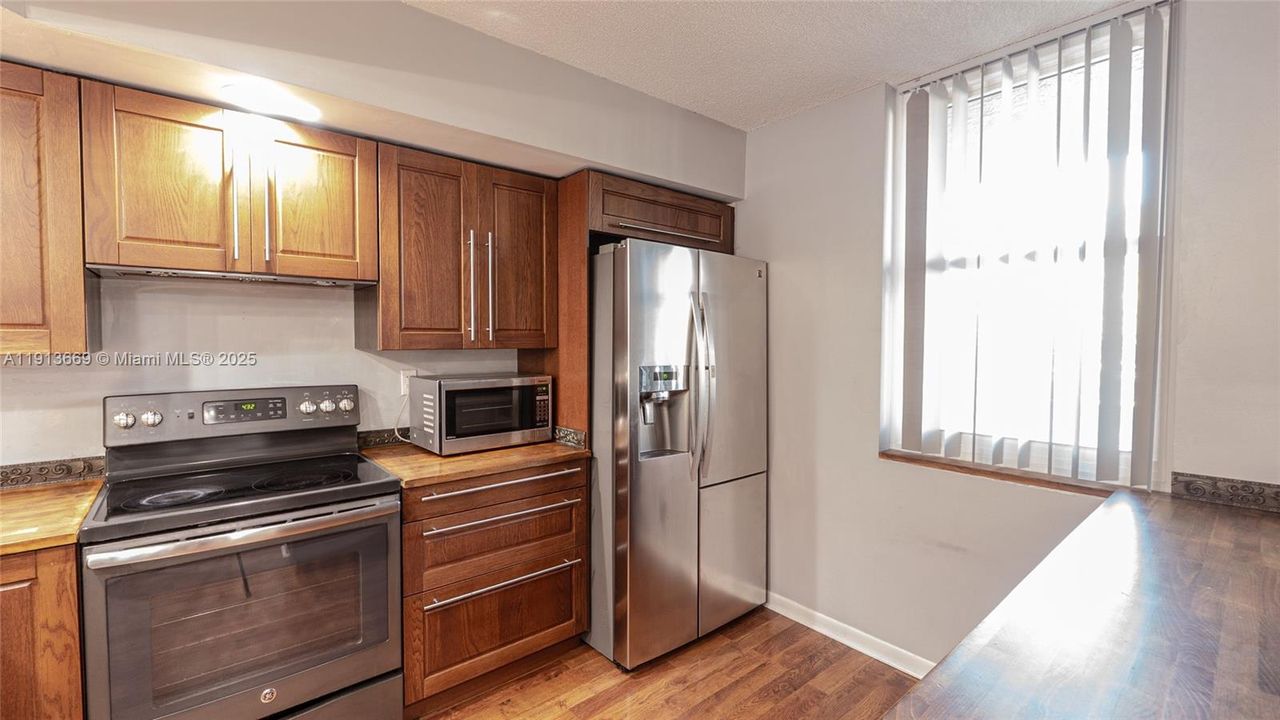 For Sale: $209,000 (2 beds, 2 baths, 1093 Square Feet)