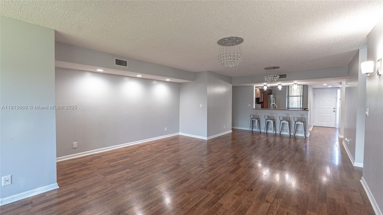 For Sale: $209,000 (2 beds, 2 baths, 1093 Square Feet)