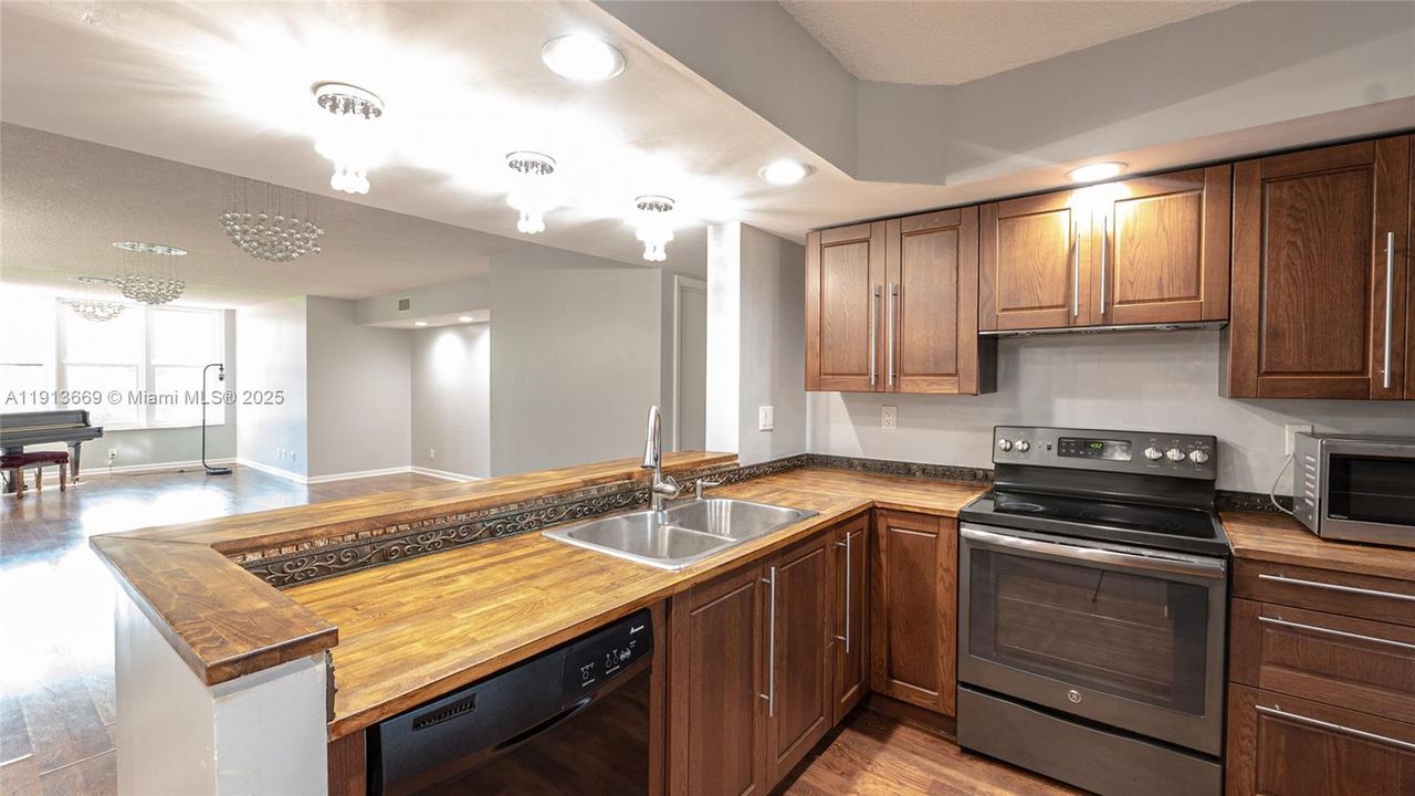 For Sale: $209,000 (2 beds, 2 baths, 1093 Square Feet)