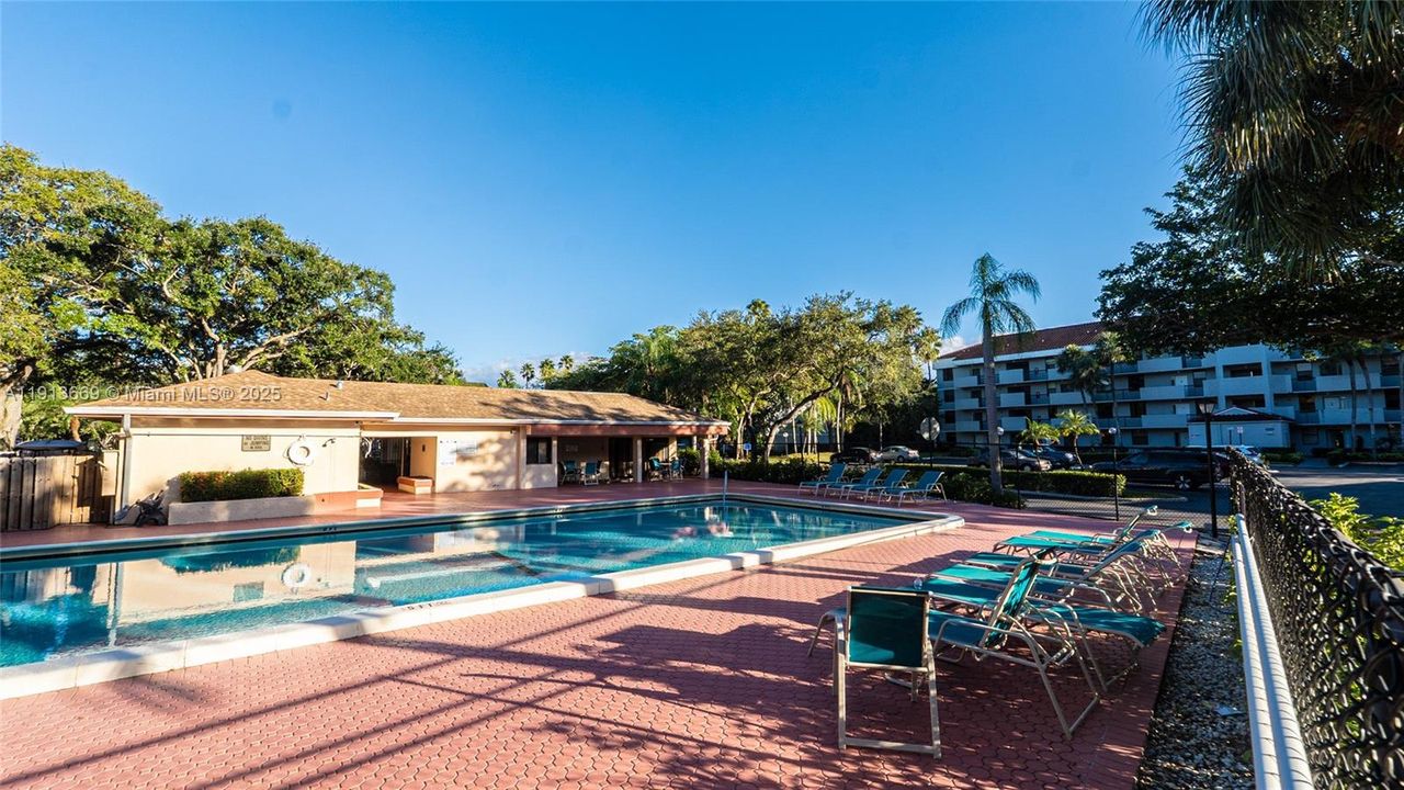 For Sale: $209,000 (2 beds, 2 baths, 1093 Square Feet)