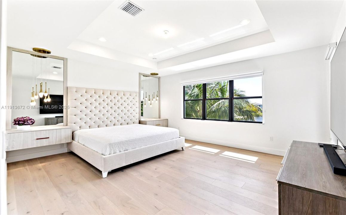 For Sale: $1,899,995 (5 beds, 5 baths, 3687 Square Feet)