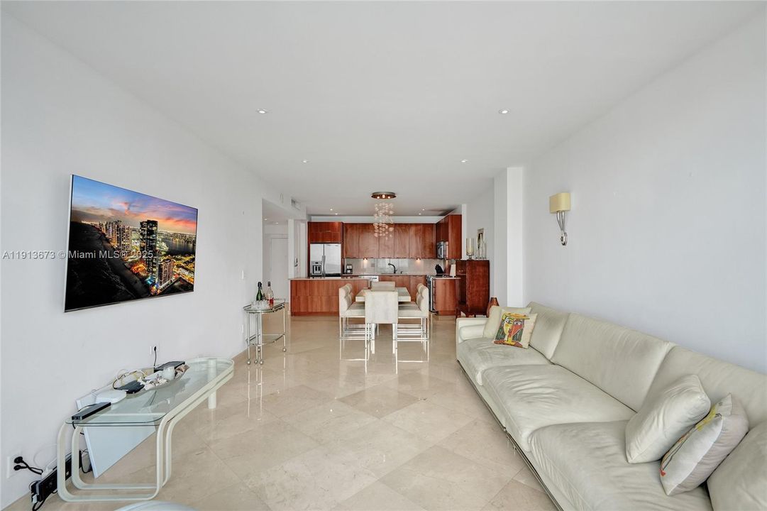 待售: $485,000 (1 贝兹, 1 浴室, 1005 平方英尺)