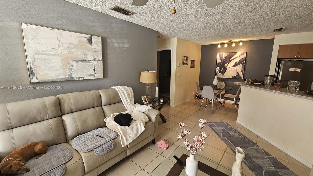 Active With Contract: $1,700 (1 beds, 1 baths, 712 Square Feet)