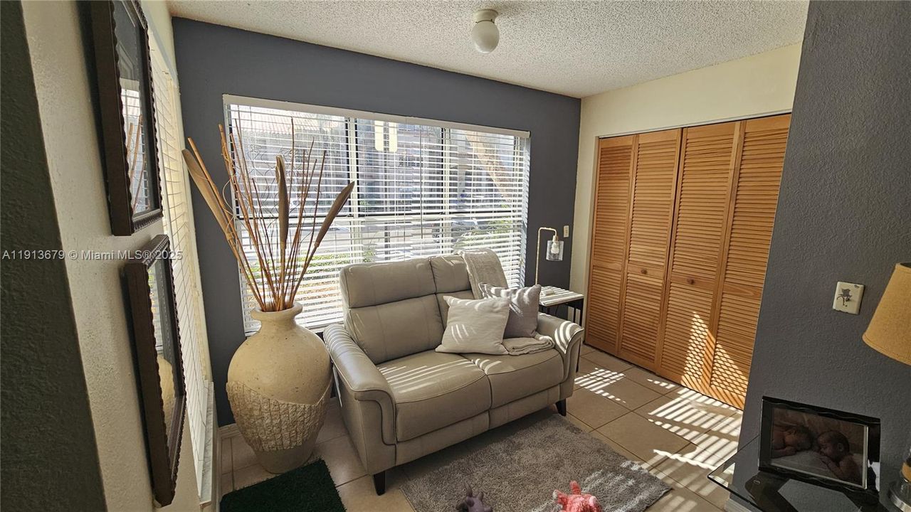 Active With Contract: $1,700 (1 beds, 1 baths, 712 Square Feet)