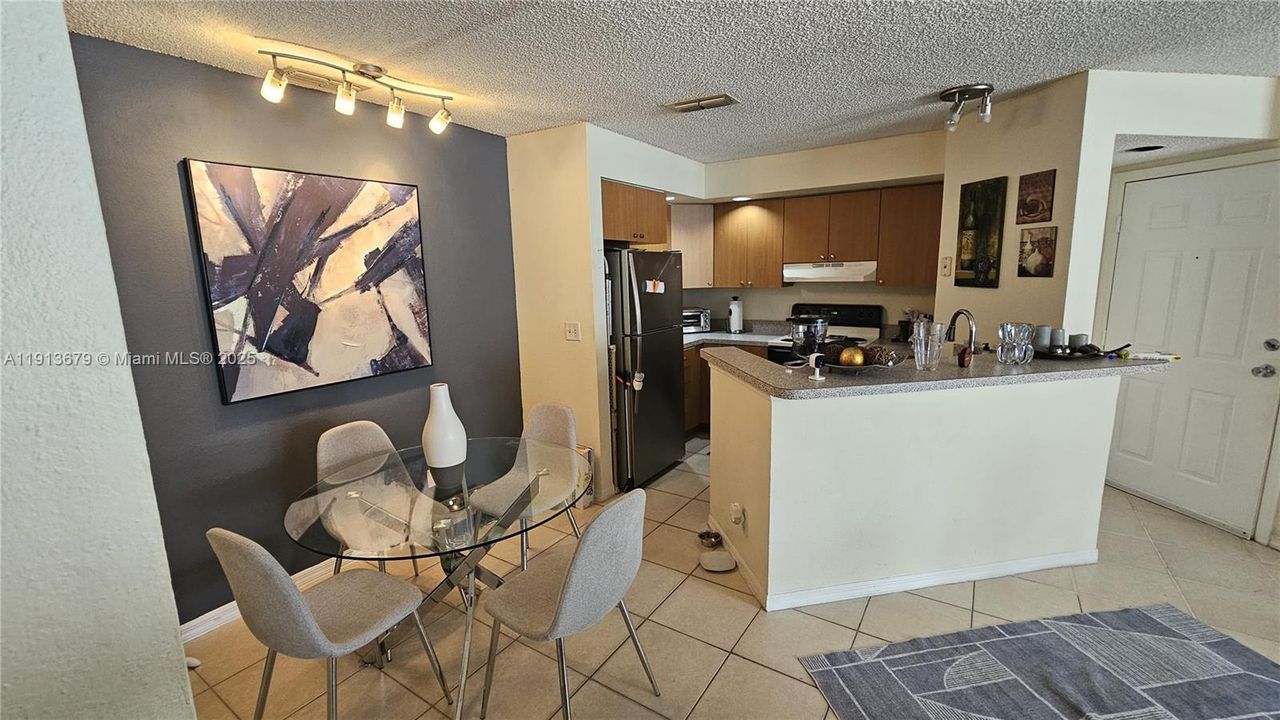 Active With Contract: $1,700 (1 beds, 1 baths, 712 Square Feet)
