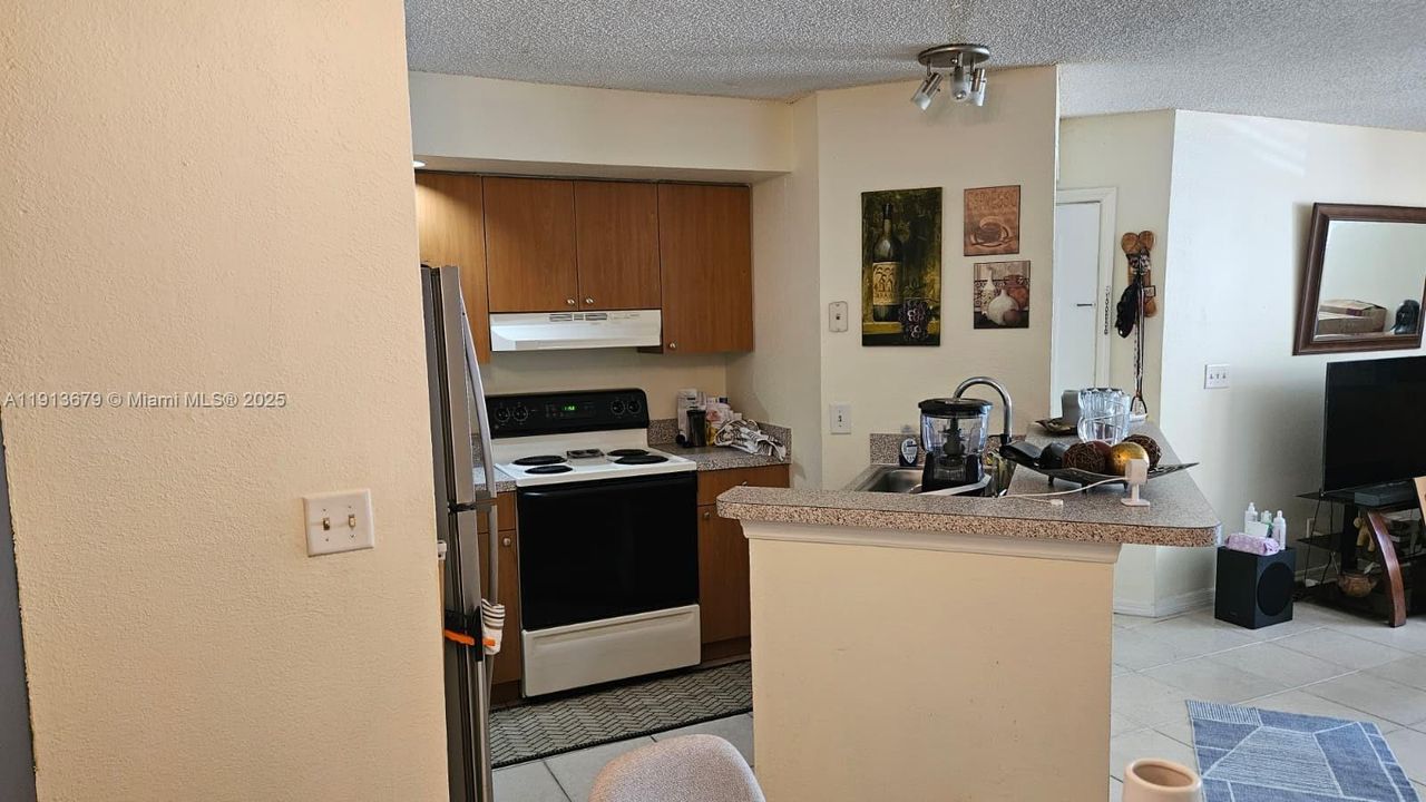 Active With Contract: $1,700 (1 beds, 1 baths, 712 Square Feet)