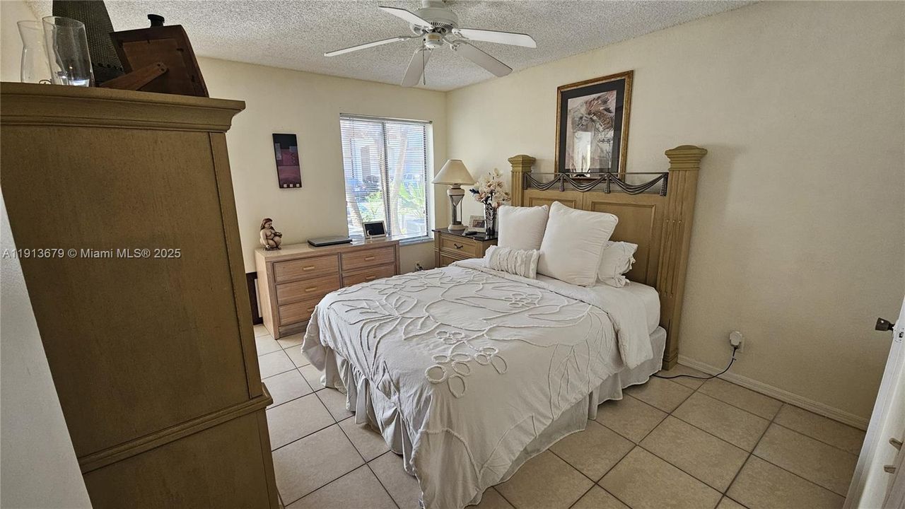 Active With Contract: $1,700 (1 beds, 1 baths, 712 Square Feet)