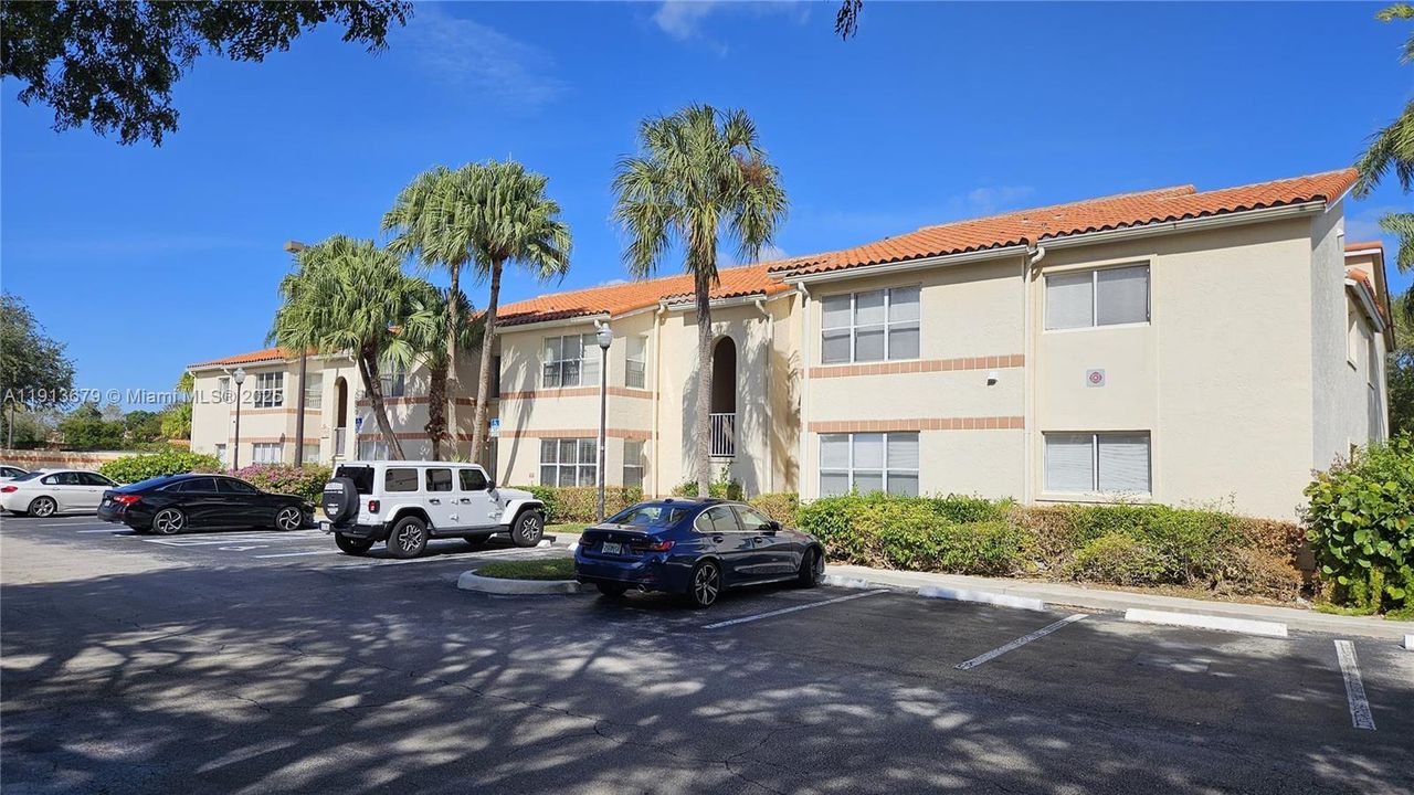 Active With Contract: $1,700 (1 beds, 1 baths, 712 Square Feet)