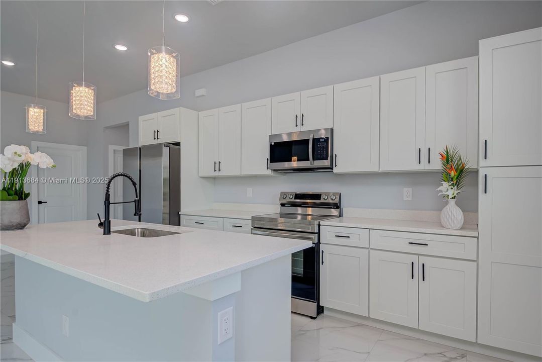 For Sale: $305,000 (3 beds, 2 baths, 1632 Square Feet)