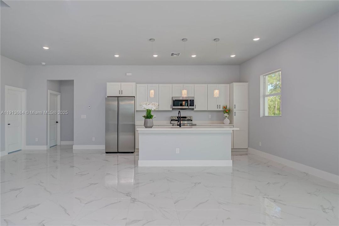 For Sale: $305,000 (3 beds, 2 baths, 1632 Square Feet)