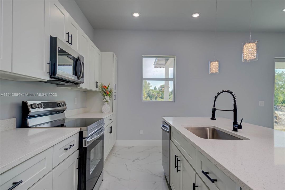 For Sale: $305,000 (3 beds, 2 baths, 1632 Square Feet)